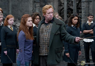 Illustration for article titled More Harry Potter set photos and It All Ends posters